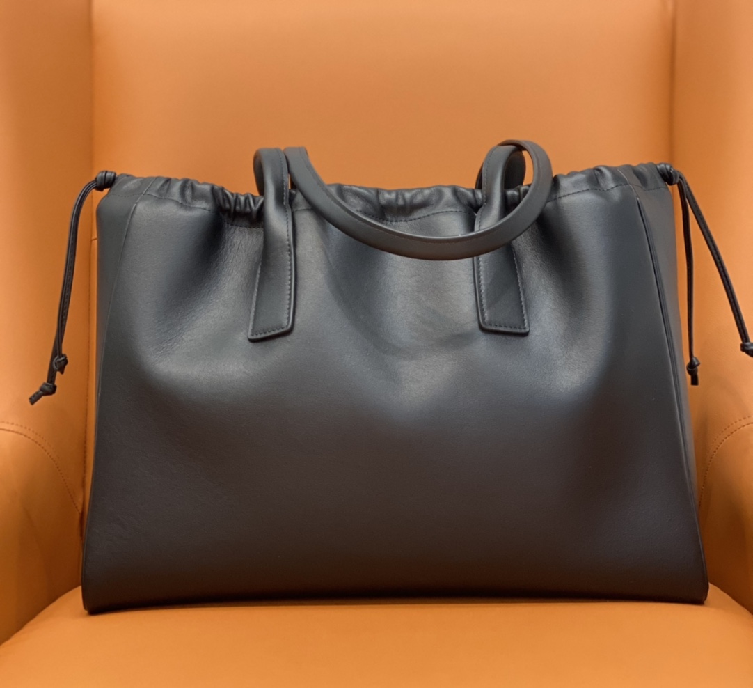 Celine cabas drawstring cuir triomphe in Smooth Calfskin CE0009