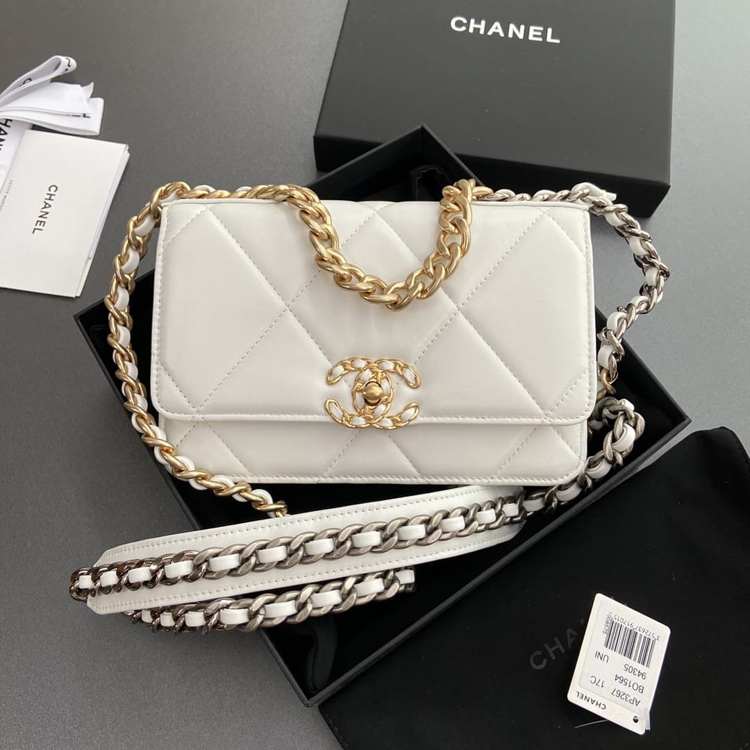 Chanel Fall-Winter 2024/25 Pre-Collection CHANEL 19 Wallet on Chain AP3267