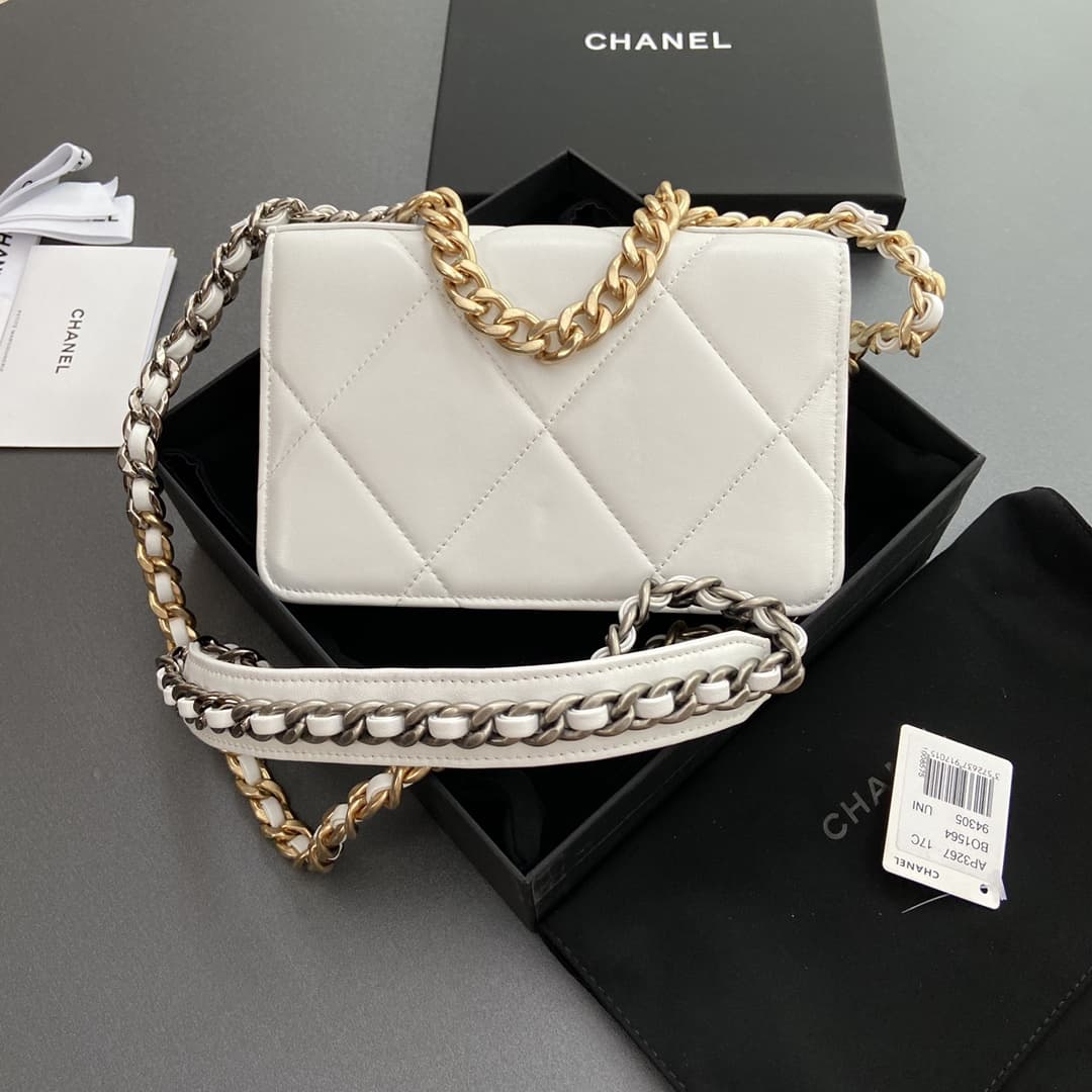 Chanel Fall-Winter 2024/25 Pre-Collection CHANEL 19 Wallet on Chain AP3267