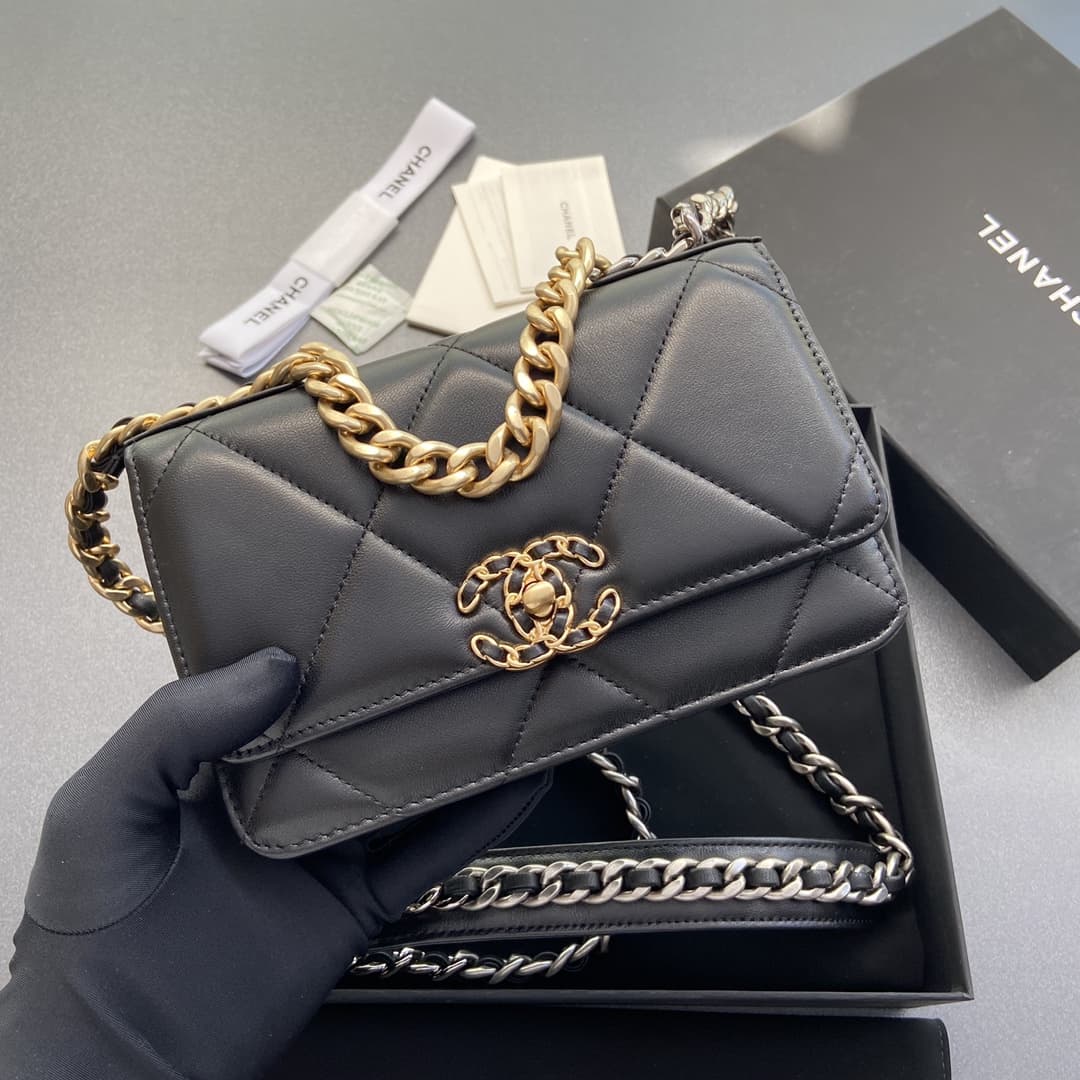 Chanel CHANEL 19 Wallet on Chain AP3267