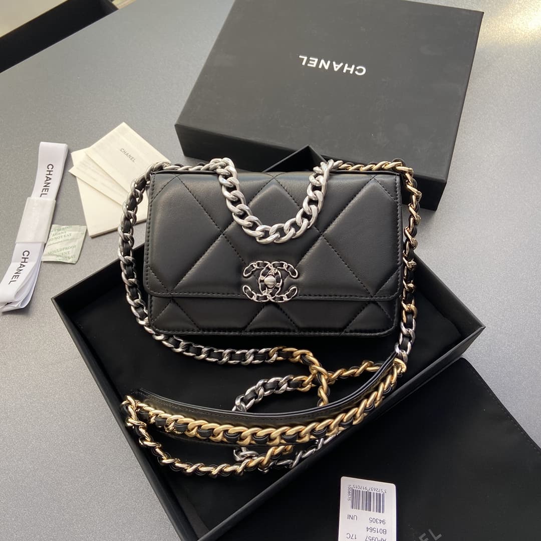 Chanel CHANEL 19 Wallet on Chain AP3267