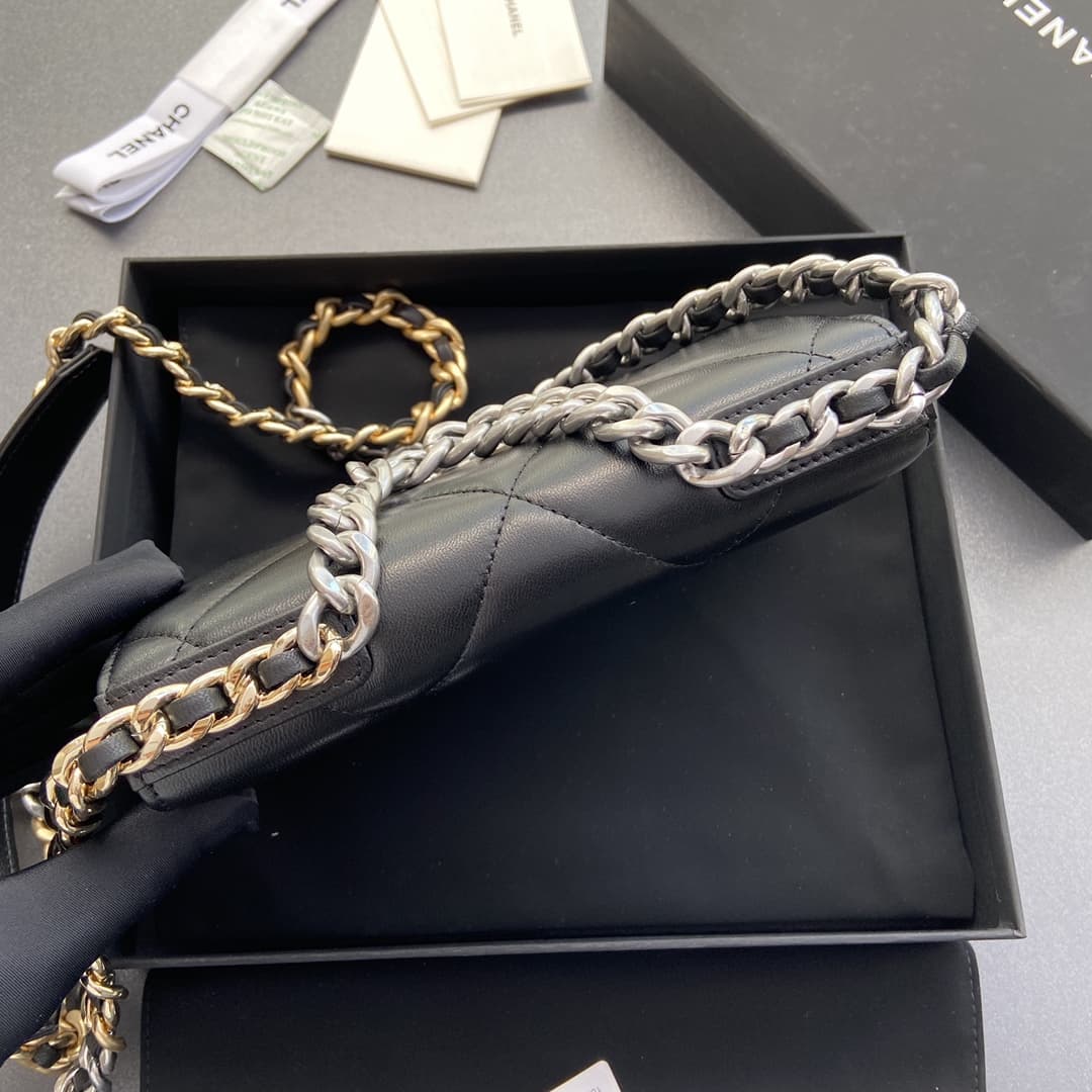 Chanel CHANEL 19 Wallet on Chain AP3267