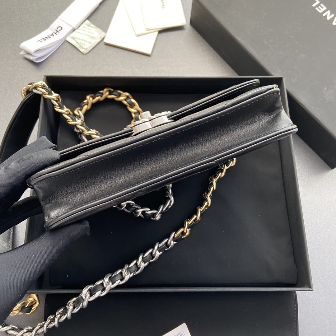 Chanel CHANEL 19 Wallet on Chain AP3267