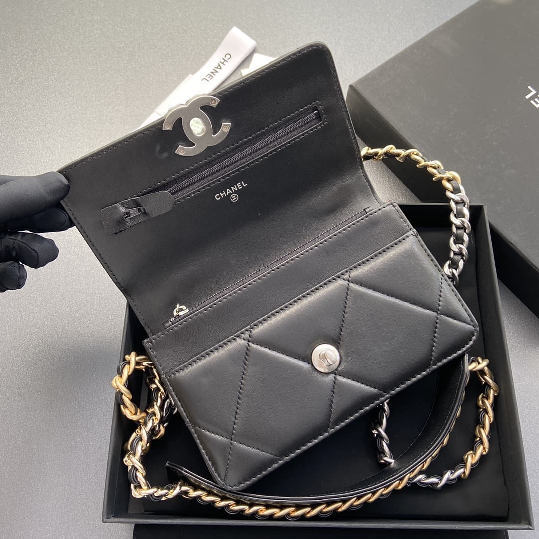 Chanel CHANEL 19 Wallet on Chain AP3267