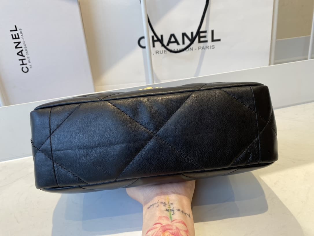 Chanel CHANEL 19 Handbag  AS1160