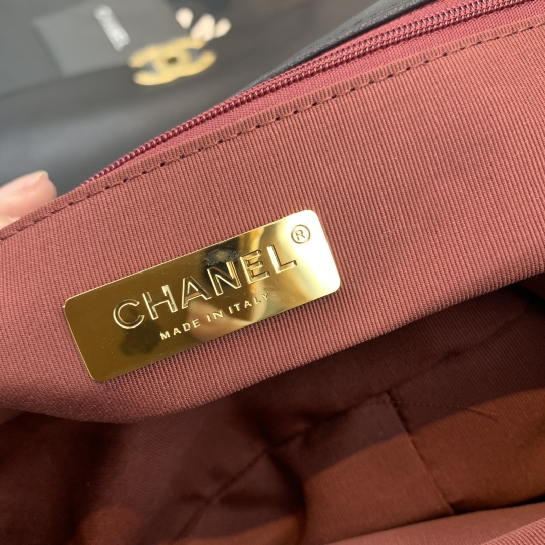 Chanel CHANEL 19 Maxi Handbag AS1162