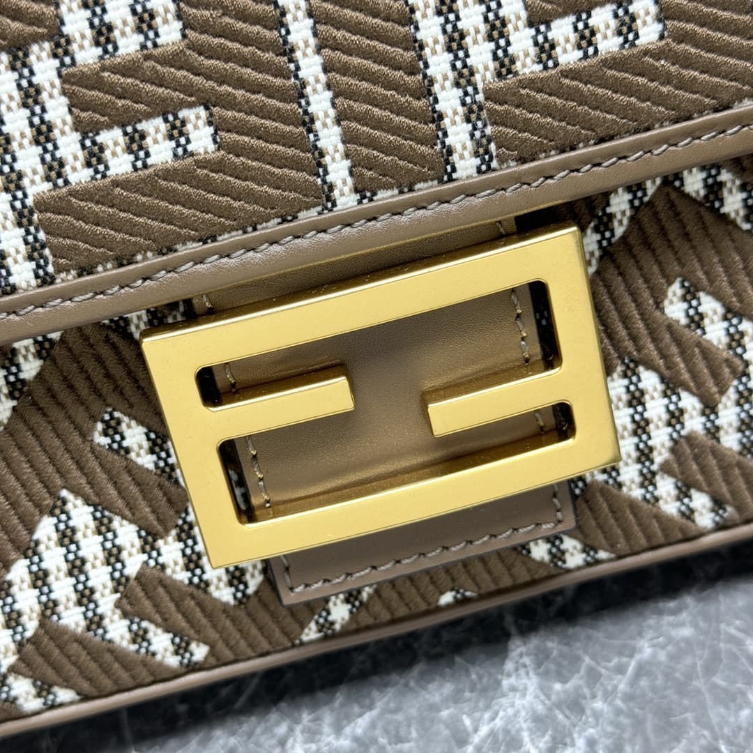 Fendi Lconic Baguette Brown bag FD0007