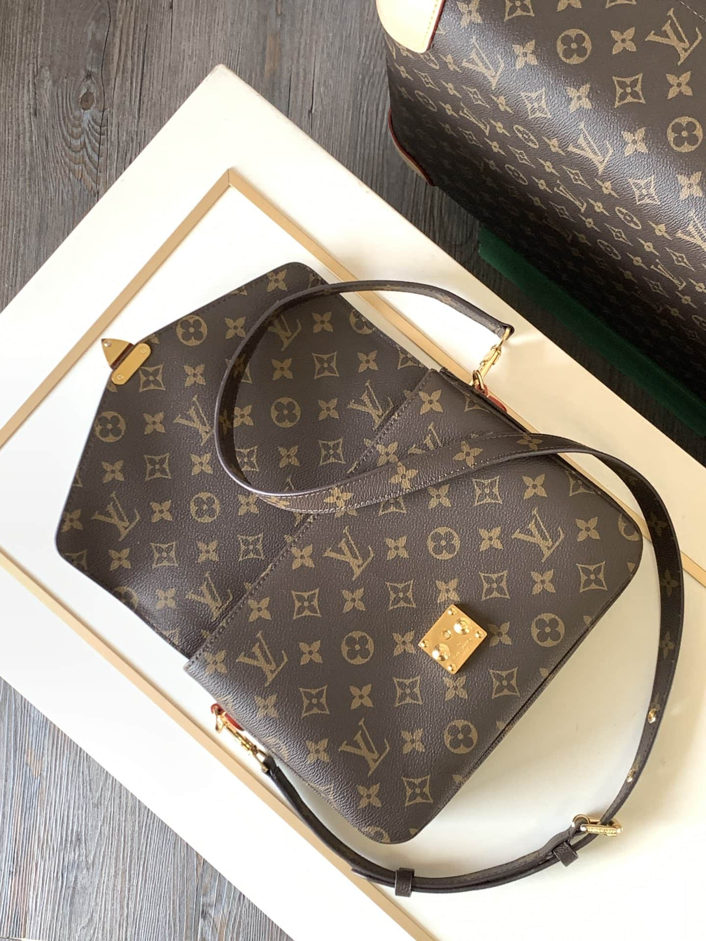 Louis Vuitton POCHETTE MÉTIS Handbag M44875 