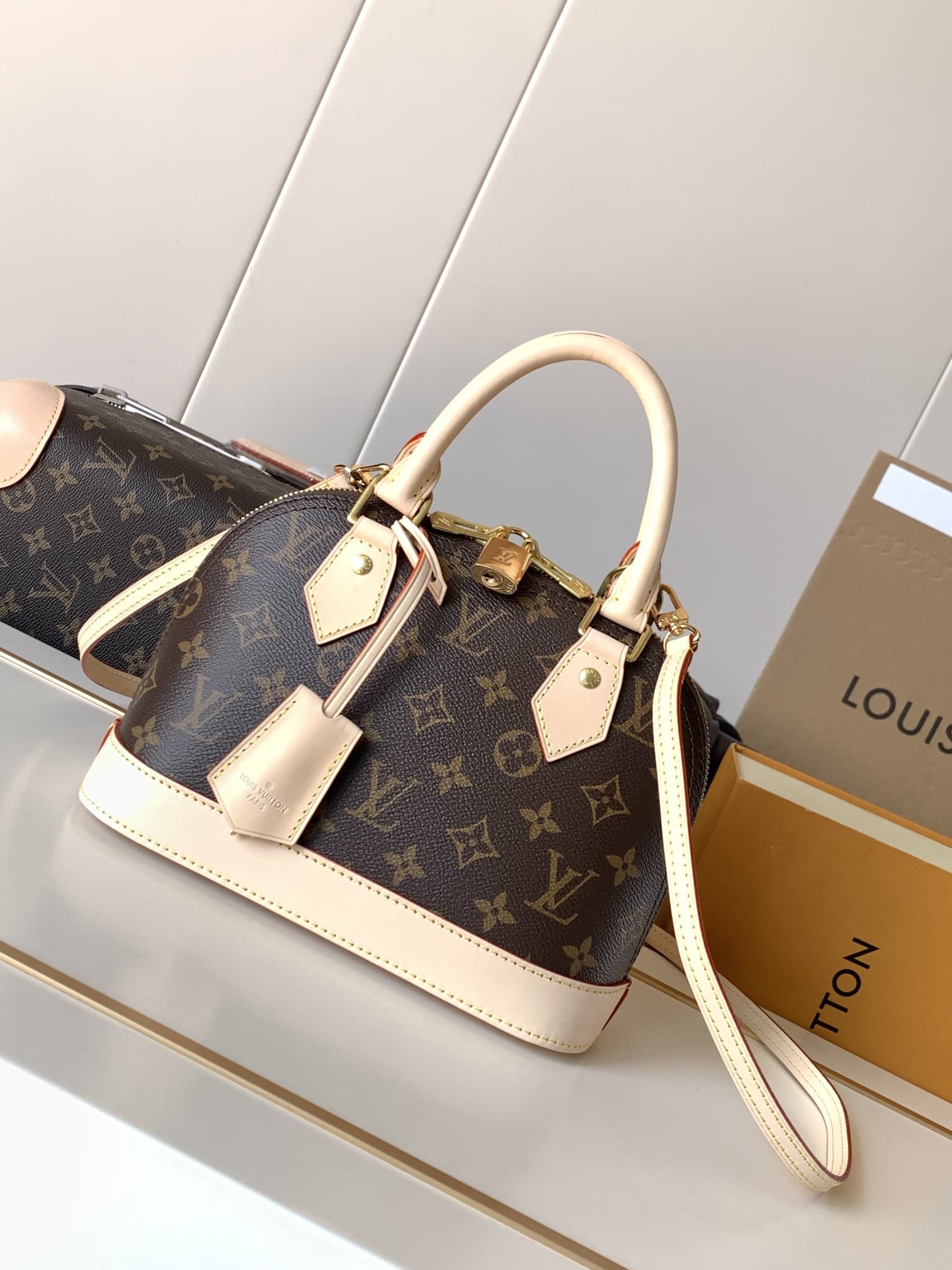 Louis Vuitton Alma BB Handbag M46990 