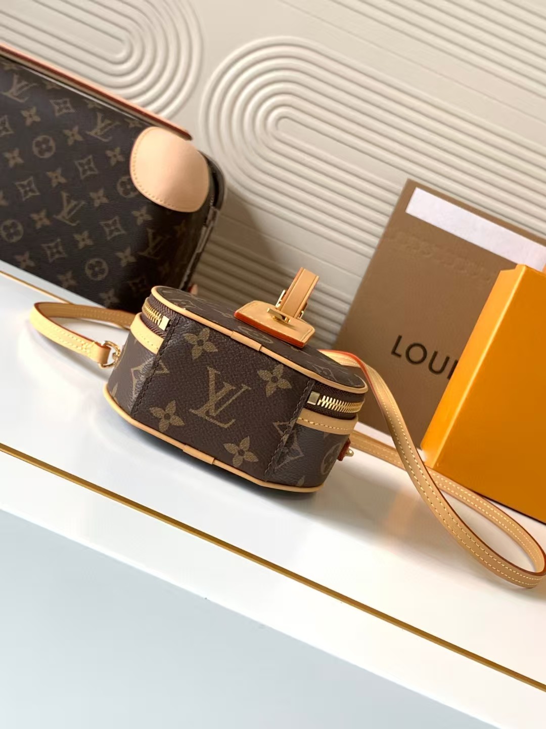 Louis Vuitton Mini Boite Chapeau Box Bag M44699