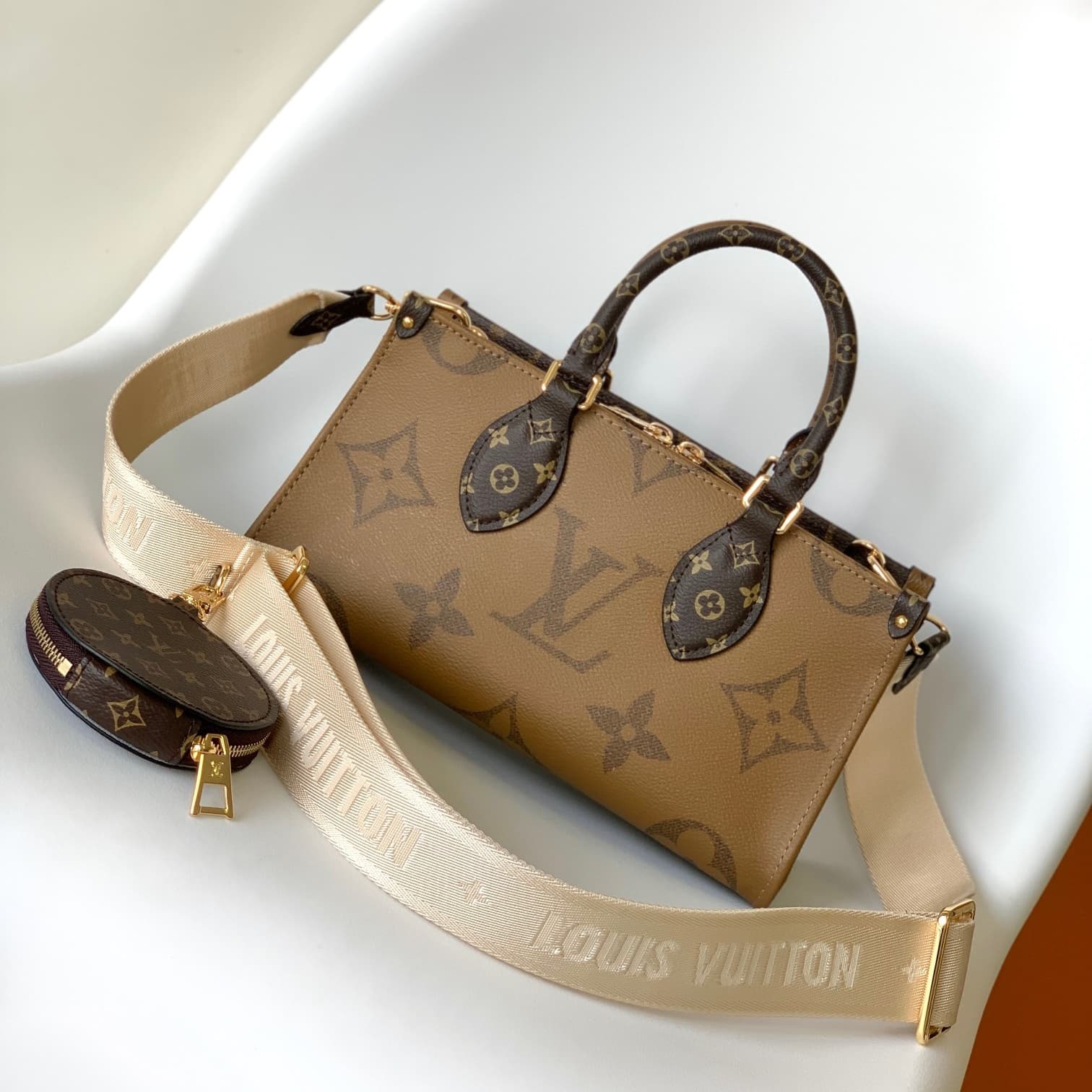 Louis Vuitton OnTheGo EAST WEST	Handbag M46653