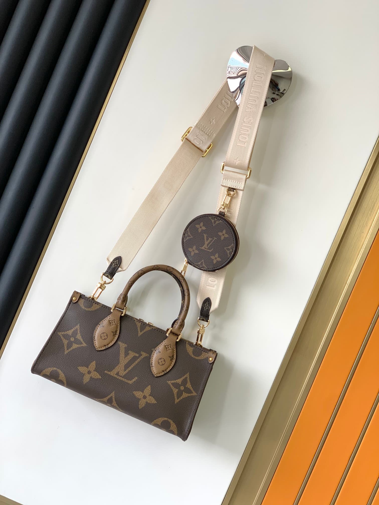 Louis Vuitton OnTheGo EAST WEST	Handbag M46653