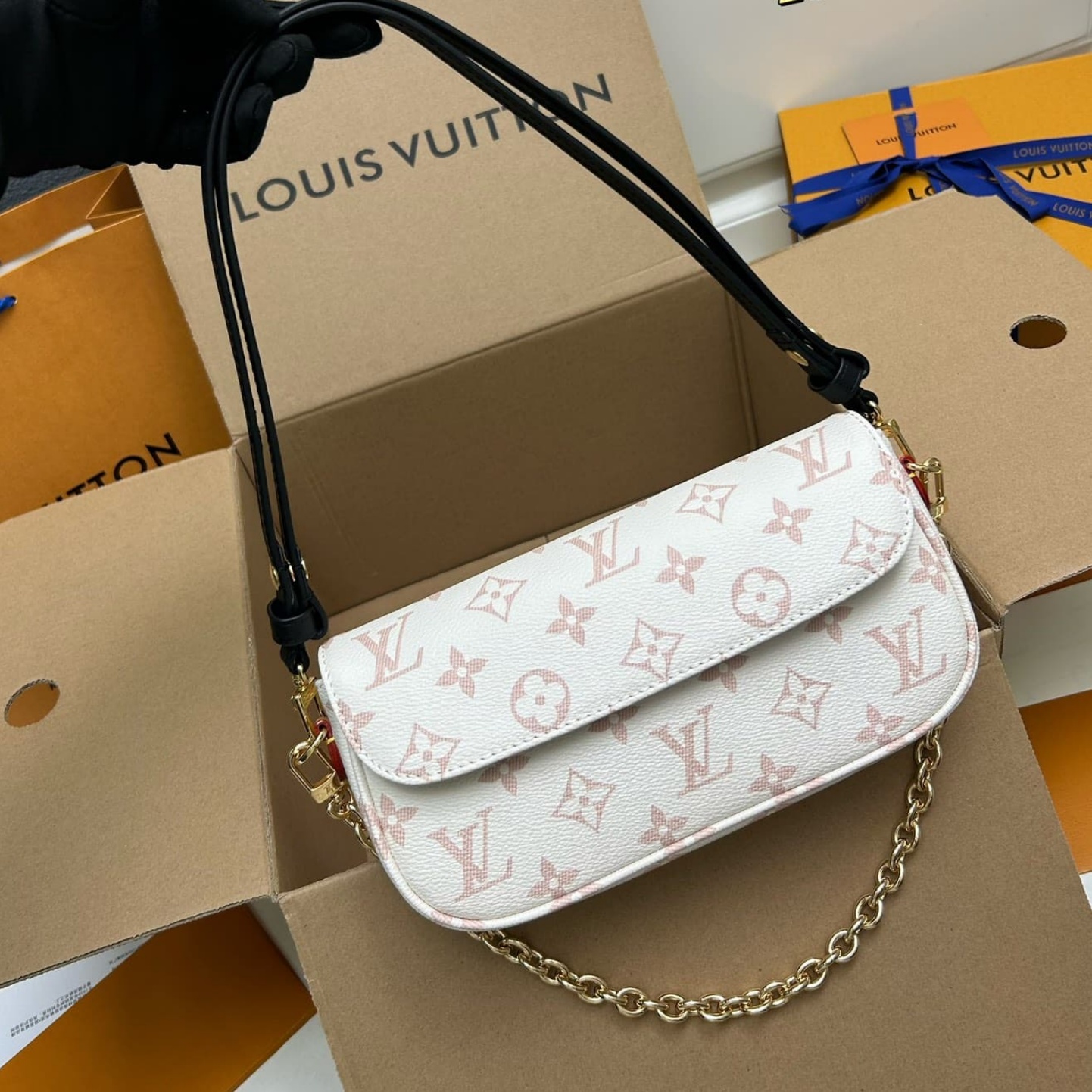 Louis Vuitton Wallet On Chain Ivy Handbag M83091