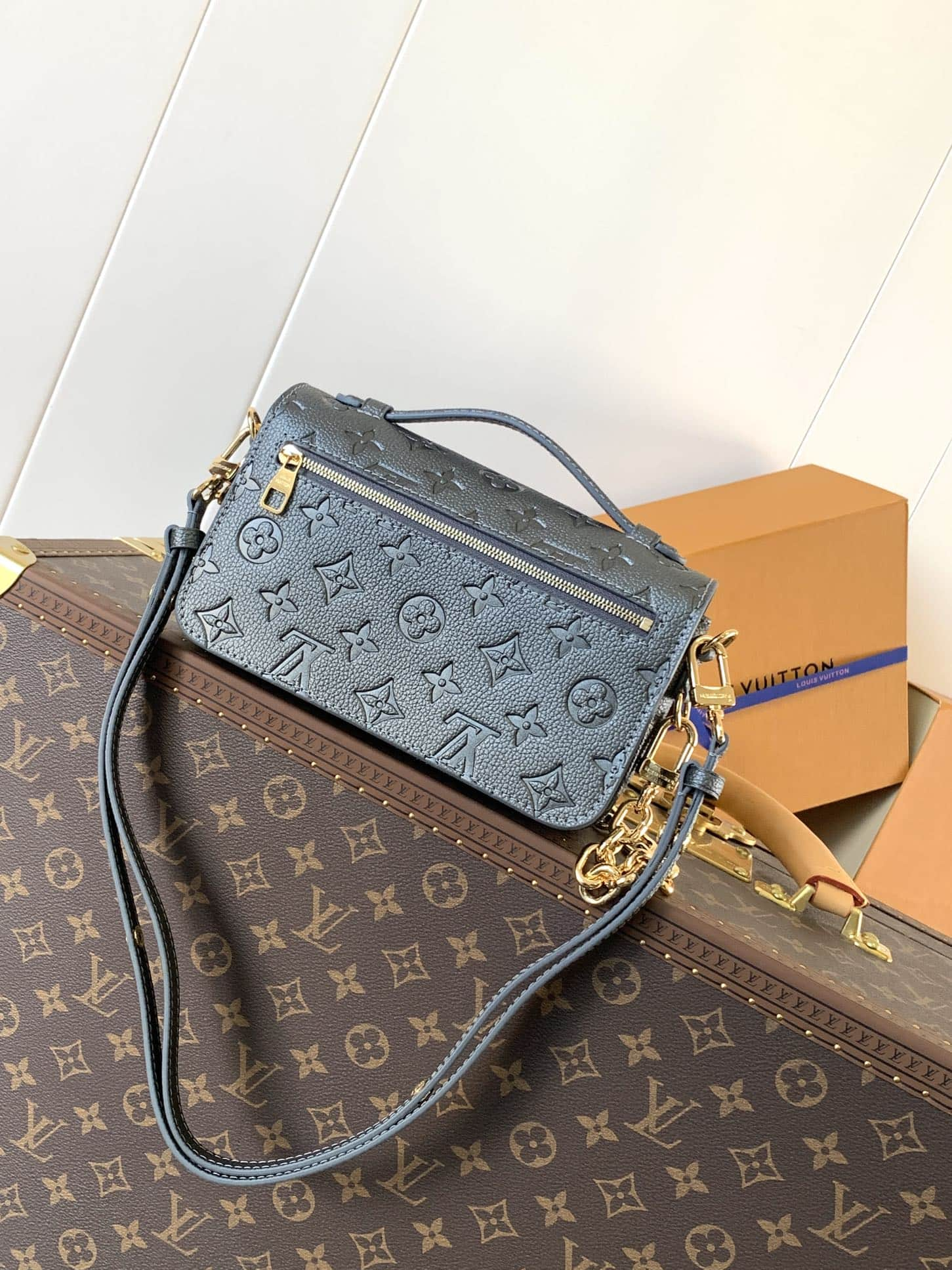 Louis Vuitton Pochette Métis East West Handbag	M11998