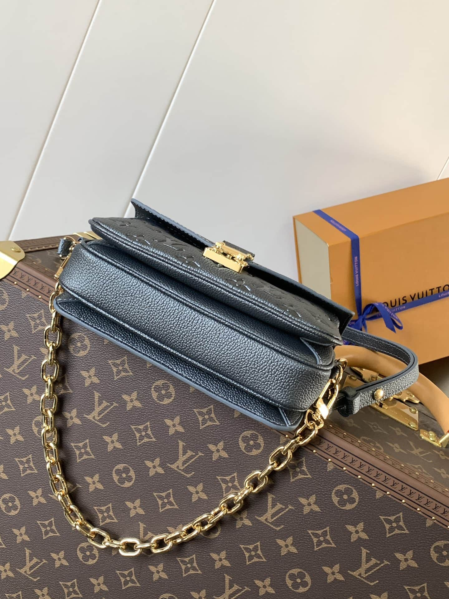 Louis Vuitton Pochette Métis East West Handbag	M11998