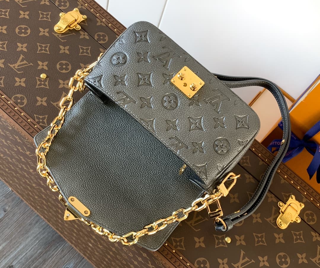 Louis Vuitton Pochette Métis East West Handbag	M11998