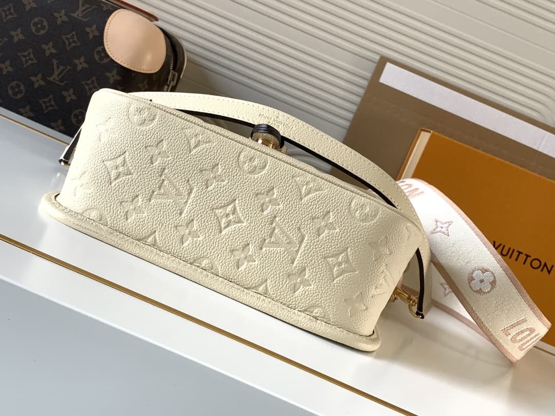 Louis Vuitton Diane Handbag M46388