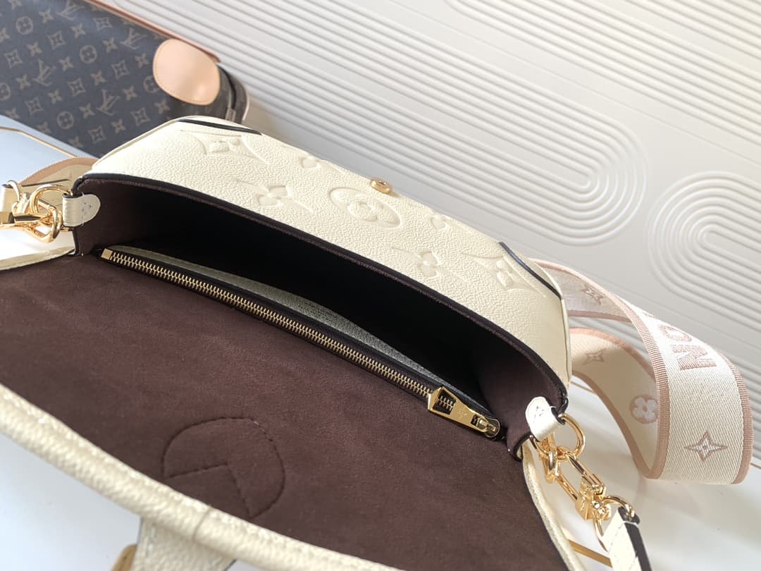 Louis Vuitton Diane Handbag M46388