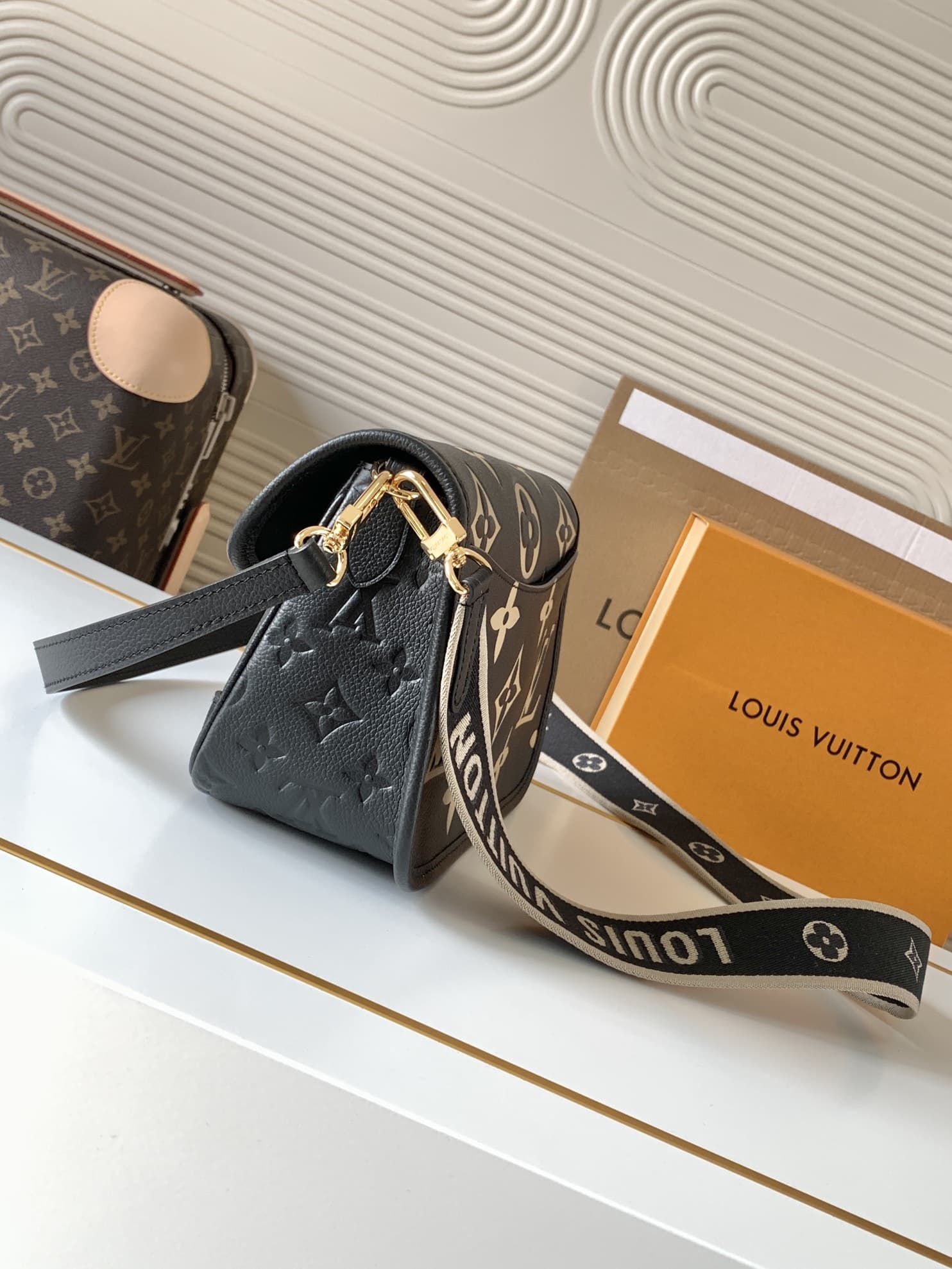 Louis Vuitton Diane Handbag Beige Black M46386