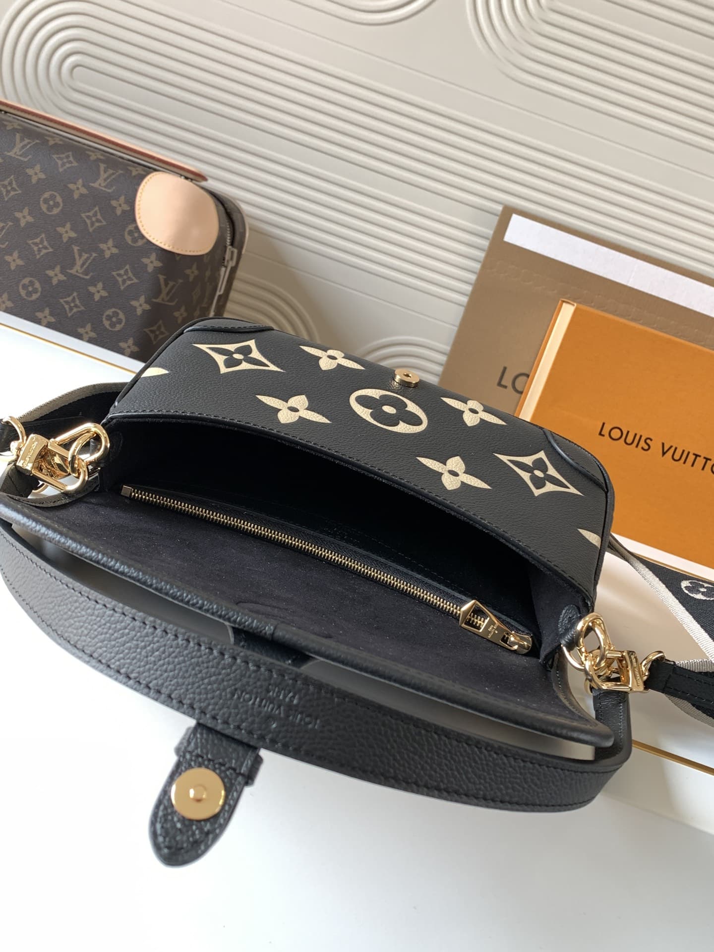 Louis Vuitton Diane Handbag Beige Black M46386