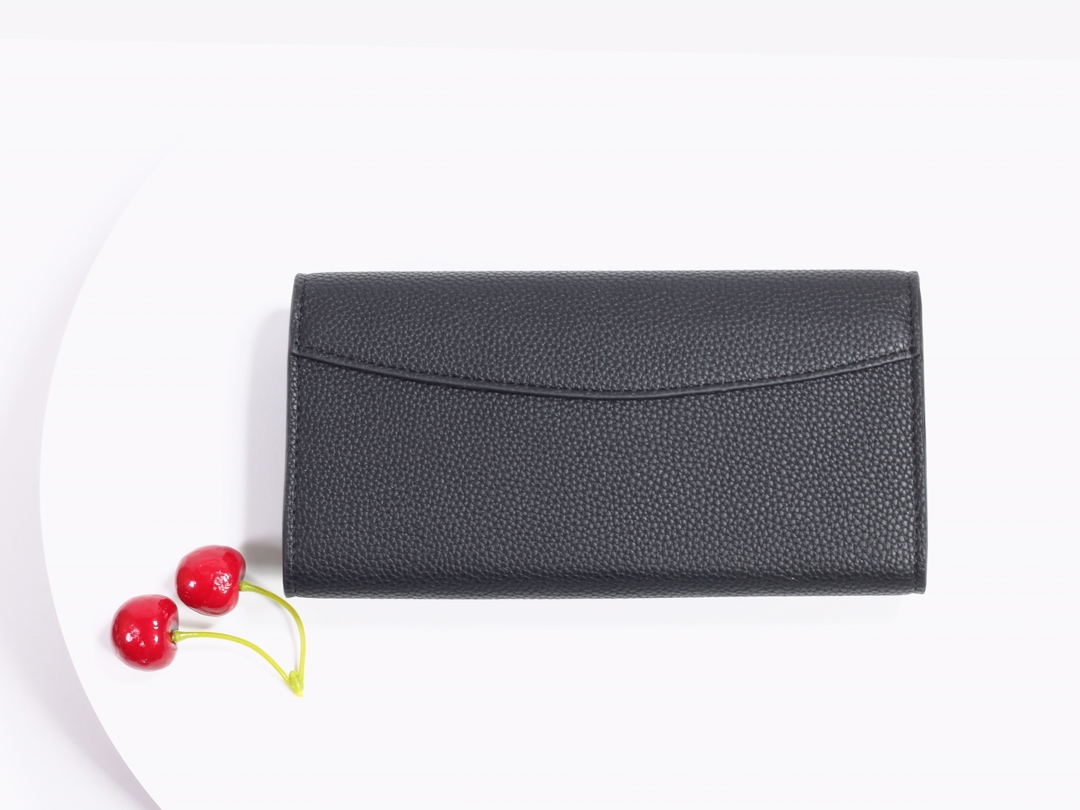 Louis Vuitton Capucines Wallet Black M61248