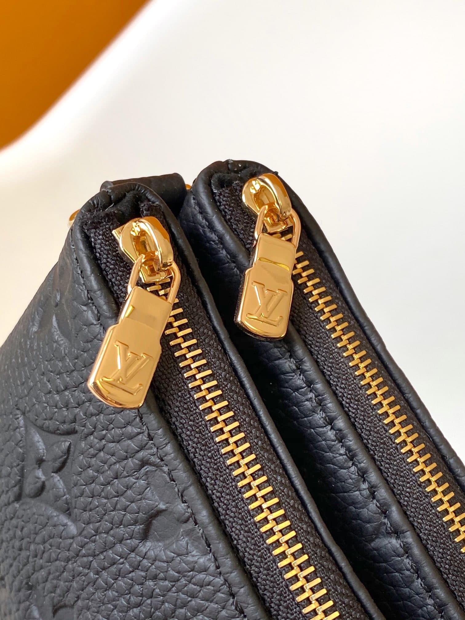 Louis Vuitton Liv Pochette Handbag M83301