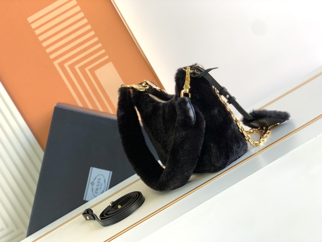 Prada Re-Edition 1995 Chaîne Re-Nylon mini-bag Faux Fur Black 1BC204