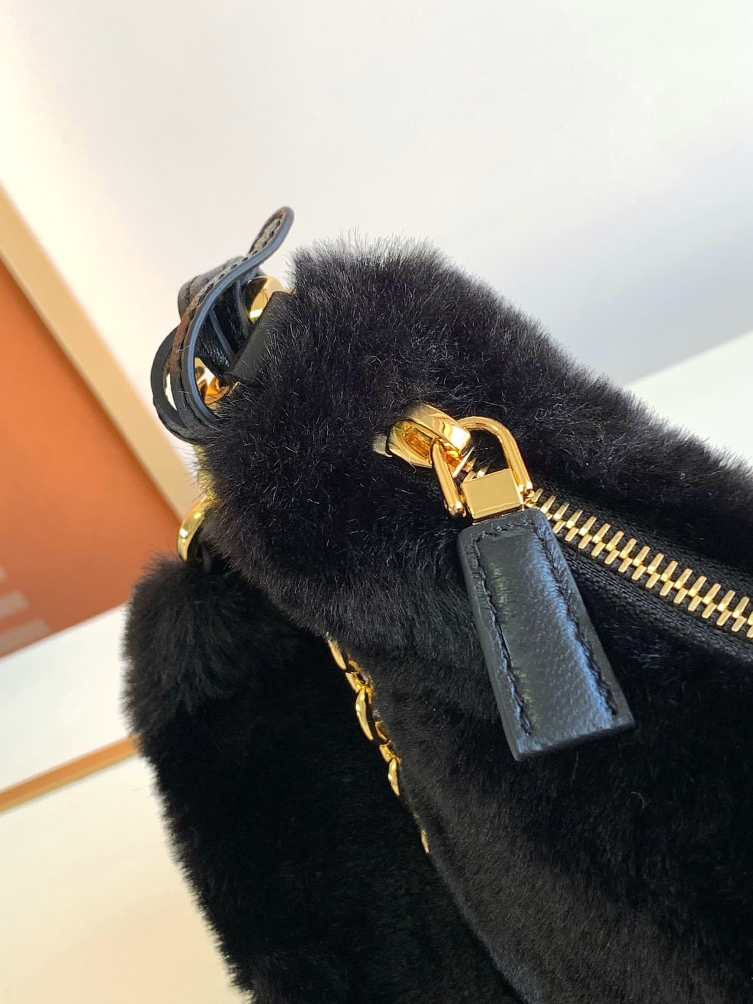 Prada Re-Edition 1995 Chaîne Re-Nylon mini-bag Faux Fur Black 1BC204