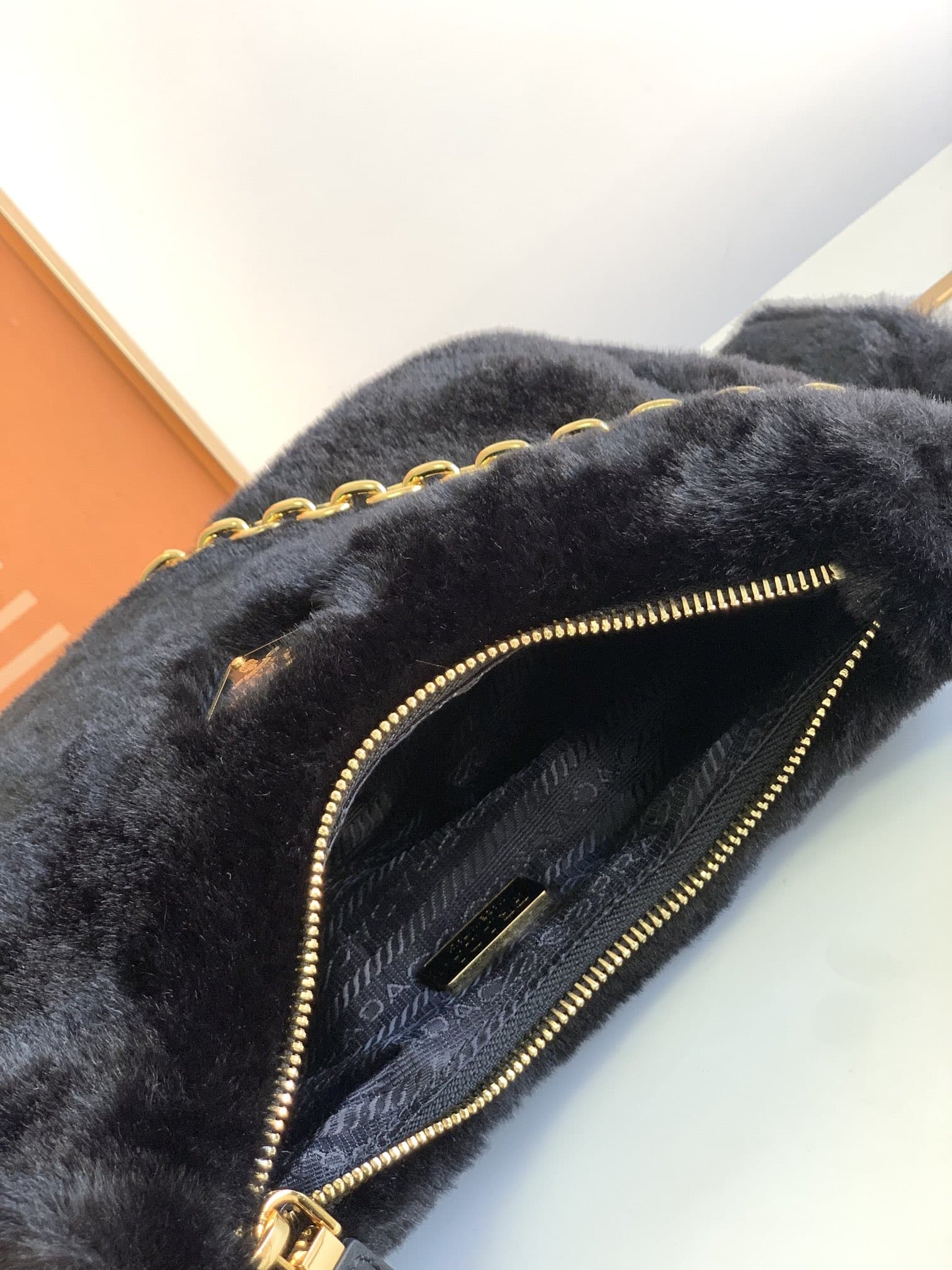 Prada Re-Edition 1995 Chaîne Re-Nylon mini-bag Faux Fur Black 1BC204