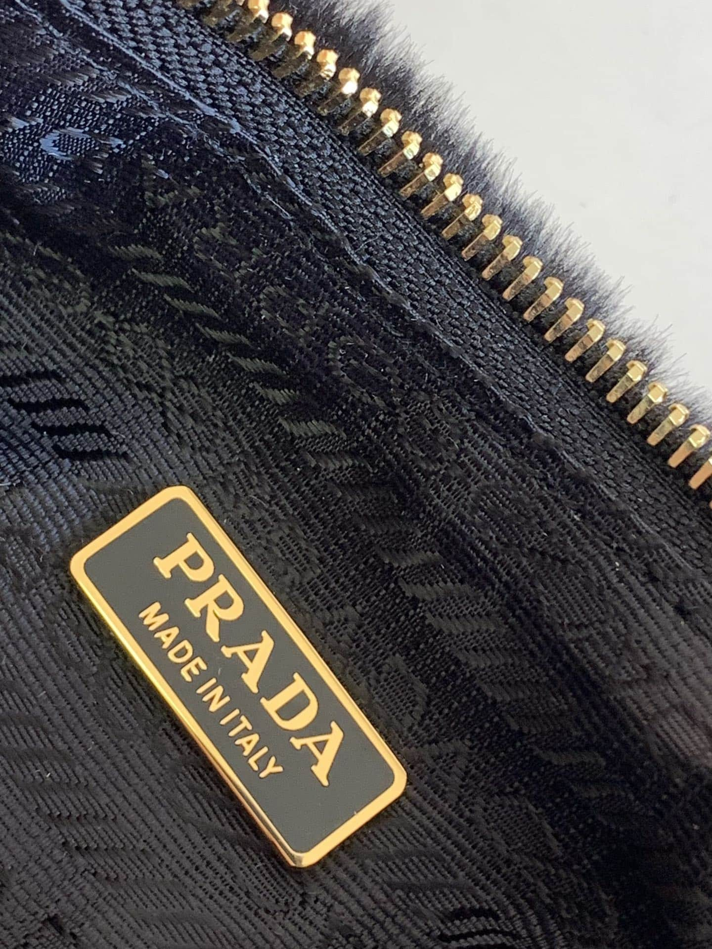 Prada Re-Edition 1995 Chaîne Re-Nylon mini-bag Faux Fur Black 1BC204