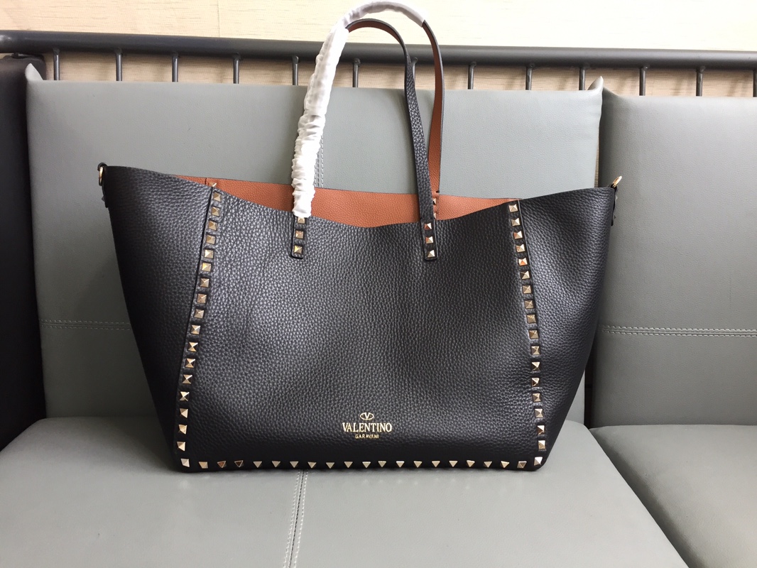 Valentino ROCKSTUD GRAINY CALFSKIN TOTE Double Sided Shopping Bag VA0021